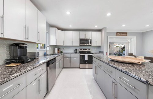 Central Corals House | Heated Pool! Ping-Pong+Close To Beach & Shops!