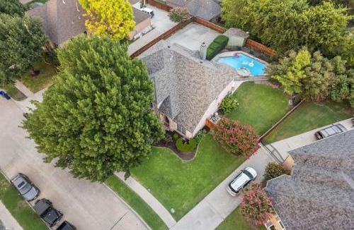McKinney House | Heated Pool PoolTable HotTub Sleeps 16 Renovated