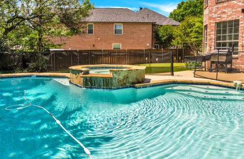 McKinney House | Heated Pool PoolTable HotTub Sleeps 16 Renovated