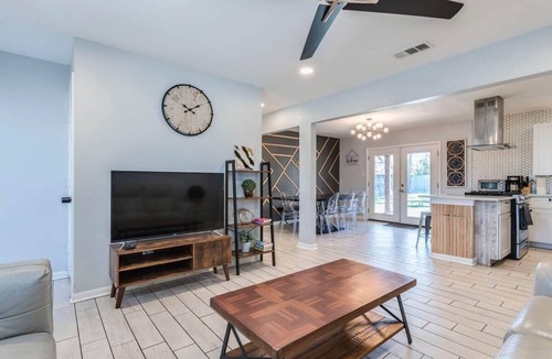 Highland House | Heated Pool/Spa/MiniGolf/Cornhole/Downtown/Domain