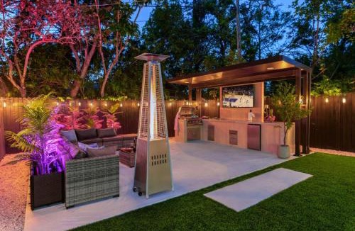 South Bradenton Villa | Heated Pool & Spa Outdoor Kitchen/Theater/Games