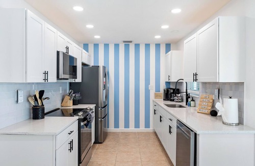 South Sarasota House | Heated Pool Spa Tiki Hut Mini Golf 10 Min to Siesta Key