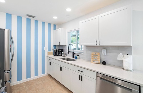 South Sarasota House | Heated Pool Spa Tiki Hut Mini Golf 10 Min to Siesta Key