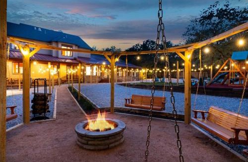 Fort Worth House | Heated Pool, Sports Sim, Pickleball, Mini Golf - Sleeps 22