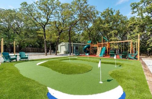 Fort Worth House | Heated Pool, Sports Sim, Pickleball, Mini Golf - Sleeps 22