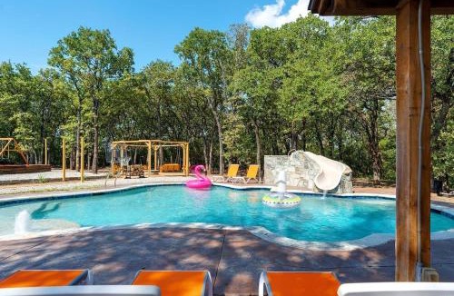 Fort Worth House | Heated Pool, Sports Sim, Pickleball, Mini Golf - Sleeps 22