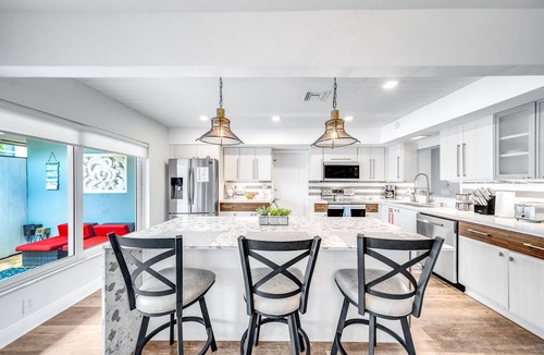 Lake Ridge House | Heated Pool+Waterfront! 5 Bedrooms+Close To Beach!