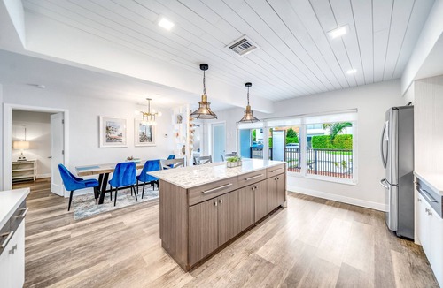 Lake Ridge House | Heated Pool+Waterfront! 5 Bedrooms+Close To Beach!