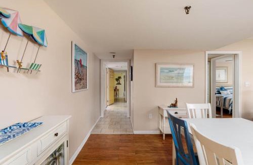 Redington Shores Apartment | Heated PoolSpa - Beachside Sleeps 10 Balcony 101