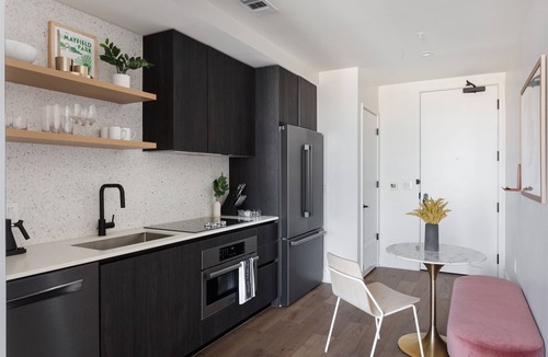 Rainey Street Historic District Condo | Heated Rooftop Pool | Free Parking! | Skyline View