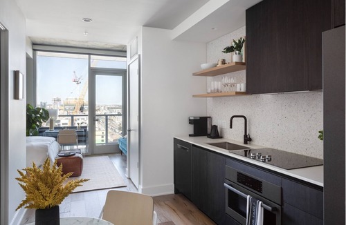Rainey Street Historic District Condo | Heated Rooftop Pool | Free Parking! | Skyline View