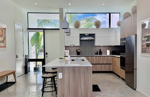 Tropic Palms House | Heated Saltwater Pool, Full Gym, BBQ Grill, Yoga Area, 6 Mins to Beach