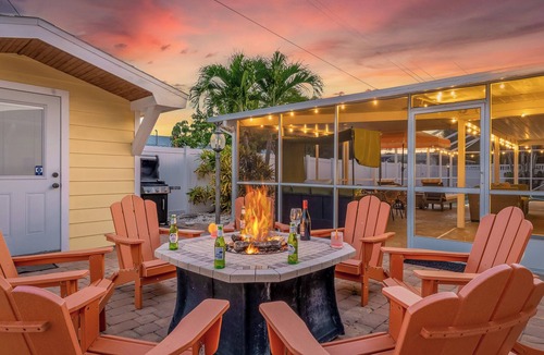 Bradenton House | Heated saltwater pool + bubbling hot tub + cozy massage chair