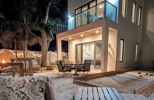 Gillespie Park House | Heated Saltwater Pool and Hot Tub, Walk Downtown.