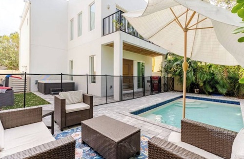 Gillespie Park House | Heated Saltwater Pool and Hot Tub, Walk Downtown.