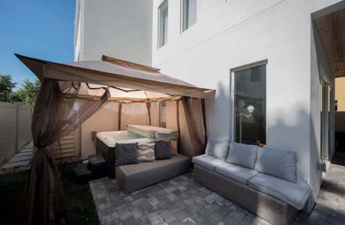 Gillespie Park House | Heated Saltwater Pool and Hot Tub, Walk Downtown.