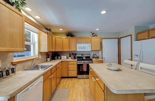 East Stroudsburg House | HeatedPool,HotTub,GameRoom,Dog&KidFriendly,FirePit