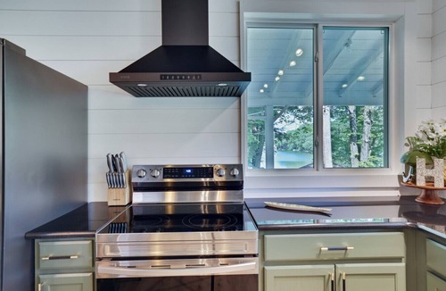 Saylorsburg House | Heatherbell, A Lakeside Retreat