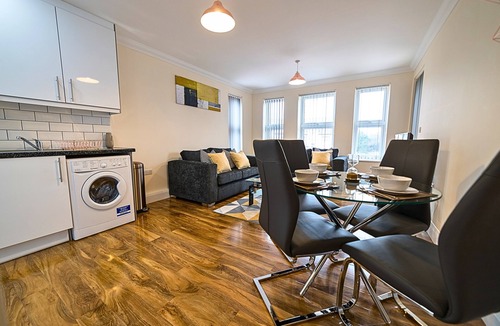Stanwell Apartment | Heathrow Clean 2 Bed Apartment Perfect for 6 Plus Parking