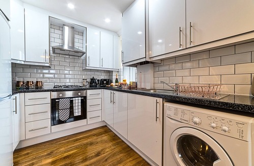 Stanwell Apartment | Heathrow Clean 2 Bed Apartment Perfect for 6 Plus Parking