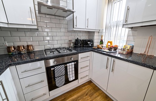 Stanwell Apartment | Heathrow Clean 2 Bed Apartment Perfect for 6 Plus Parking