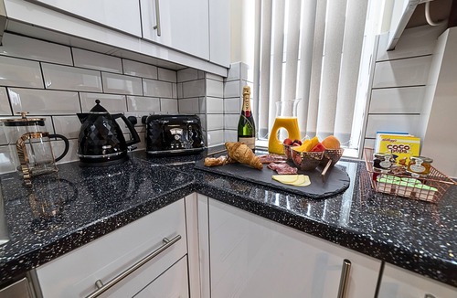 Stanwell Apartment | Heathrow Clean 2 Bed Apartment Perfect for 6 Plus Parking