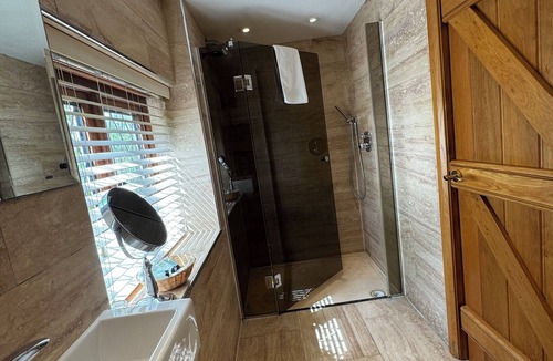 Stanwell Bed & Breakfast | Heathrow Cottages B&B