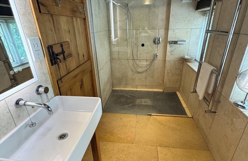 Stanwell Bed & Breakfast | Heathrow Cottages B&B