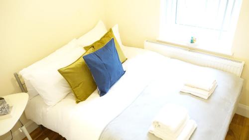 Stanwell House | Heathrow Ensuite Rooms- Auto check in