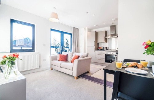 London Borough of Hounslow Apartment | Heathrow in 15 mins+ Balcony + Dedicated Workspace