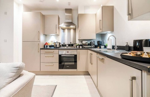 London Borough of Hounslow Apartment | Heathrow in 15 mins+ Balcony + Dedicated Workspace