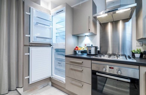 London Borough of Hounslow Apartment | Heathrow in 15 mins+ Balcony + Dedicated Workspace