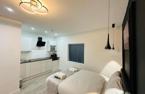 Pinkwell Hotel | Heathrow Lodge Ltd