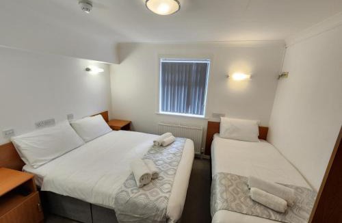 Pinkwell Hotel | Heathrow Lodge Ltd