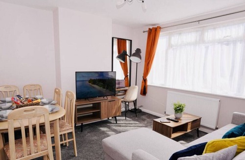 Runnymede House | Heathrow Stays Close to Heathrow Free Parking