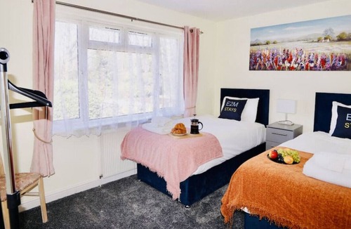 Runnymede House | Heathrow Stays Close to Heathrow Free Parking