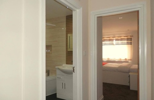 Cranford Bed & Breakfast | Heathrow Travellers Hub