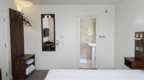 George Green House | Heathrow-Windsor Guest House