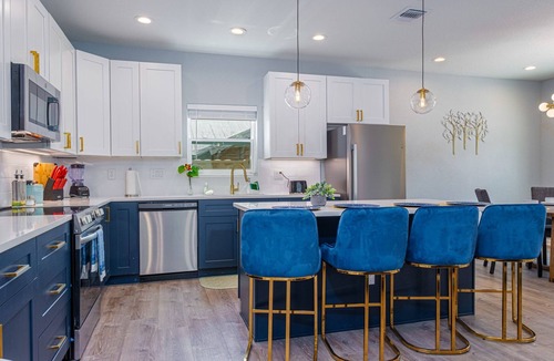 Historic Garderns House | Heaven-sent Convenient 4BR 3BA Near Downtown