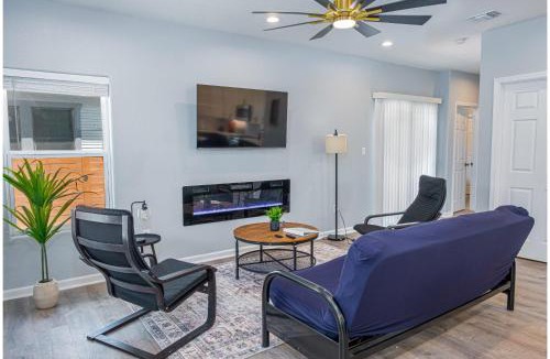 Historic Garderns House | Heaven-sent Convenient 4BR 3BA Near Downtown