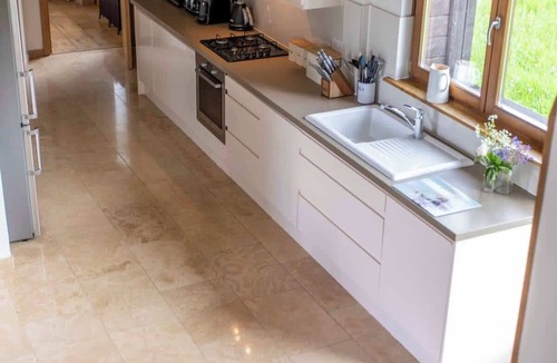 Rudloe Apartment | Heavenly Box Hill Barn