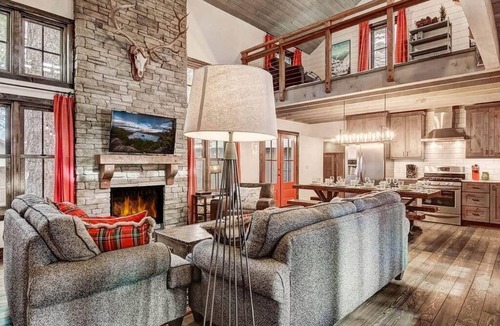 Bijou Pines House | Heavenly Hideaway 4BR,4BA, Hot Tub