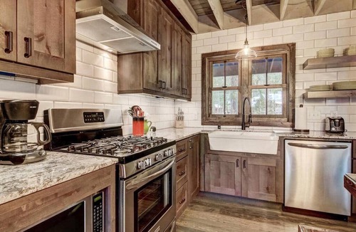 Bijou Pines House | Heavenly Hideaway 4BR,4BA, Hot Tub