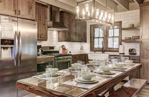 Bijou Pines House | Heavenly Hideaway 4BR,4BA, Hot Tub