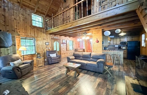 Lucas Cabin | Heavenly Hideaway- Lakeview Cabin