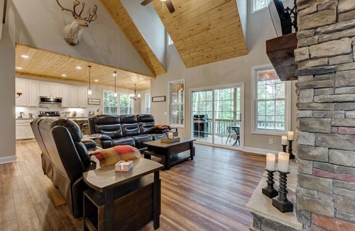 Helen Cabin | Heavenly Pines - Rustic Getaway w/Hot Tub