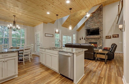 Helen Cabin | Heavenly Pines - Rustic Getaway w/Hot Tub