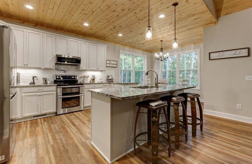 Helen Cabin | Heavenly Pines - Rustic Getaway w/Hot Tub