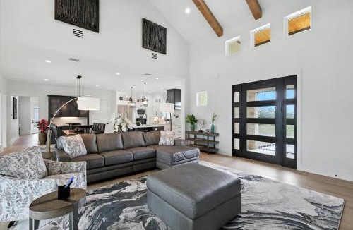 Gainesville House | Heavenly Retreat – 5BD/55BA of Waterfront Living