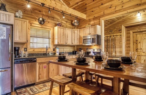 Gatlinburg Cabin | Heavenly View, FREE Attraction tickets for each paid day, Resort Pool, Hot Tub!